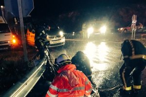 Un equipo de Emergencias Sanitarias trabaja en el lugar del siniestro.