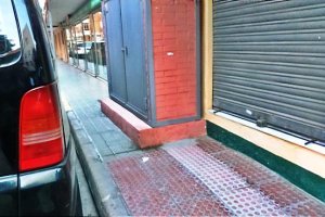 Acera ubicada en pleno barrio de Los Ángeles.