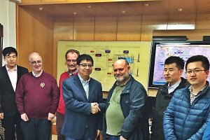 Investigadores chinos en la planta de ozono de Almería.