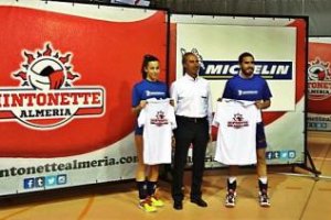 Javier Deleyto Alcalá al que el capitán del equipo sénior, Jorge Soriano y la capitana del Sénior, Laura Gázquez hicieron entrega de una camiseta de 