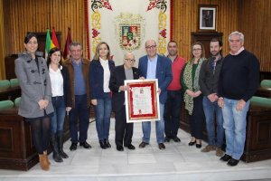 El galardonado recibe el pergamino que le reconoce como Visitante Ilustre en Huércal Overa. La voz