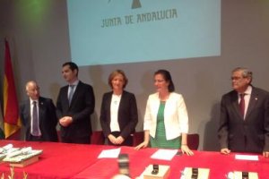 Representantes institucionales en el acto en el Teatro Apolo.