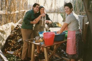 Familia andújar en el cortio de la Palma, limpiando las tripas para los embutidos.