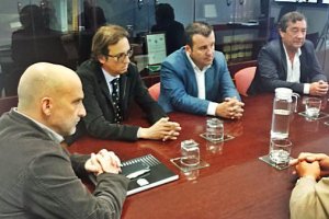 Participantes  en una reunión previa en Sevilla, con el alcalde en el centro.