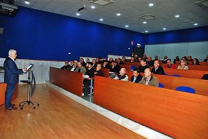 Francisco López dirigiéndose a los accionistas de Vegacañada
