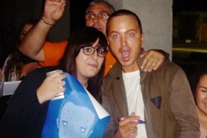 Aaron Paul, recibiendo una ilustración de la diseñadora gráfica almeriense Paula García.