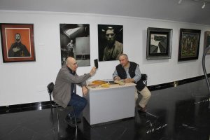 Estudio de los documentos entre los artistas Pedro Segura (izquierda) y Arnáiz.