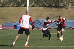 Pozo intenta parar a Saveljich en el partidillo.