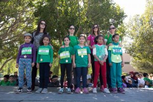 Entrega de medallas a alumnos (izquierda).