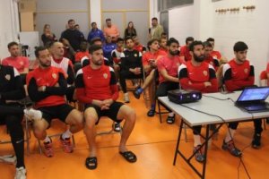 Los jugadores, atentos en la charla.