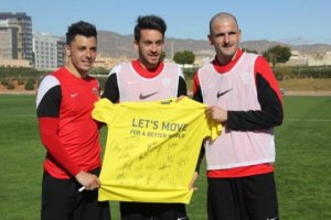 Ximo, Iago y Soriano firmaron esta camiseta.