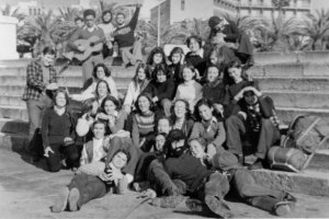 Un grupo de jóvenes estudiantes en el invierno de 1976, disfrutando de la libertad del puerto en las escalinatas. 