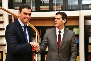 Sánchez y Rivera después de firmar el acuerdo.