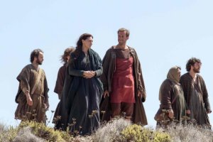 María Botto y Joseph Fiennes en ‘Resucitado’. (Foto: Sony / Image.net)