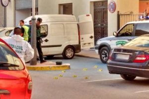 Policía Judicial y Científica acordonan la zona del suceso, en la calle Ramón y Cajal de Albox.