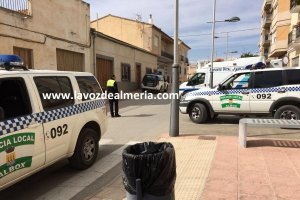 Calle acordonada por los agentes minutos después del presunto crimen