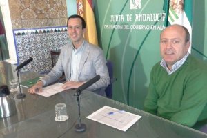 El delegado territorial José María Martín y el coordinador provincial de Consumo, Cristóbal Estévez.