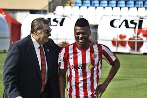 Kalu Uche junto al consejero Jesús Verdejo.
