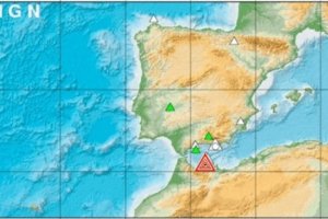 Mapa del IGN de ayer por la mañana, con el triángulo de alerta frente a Almería.