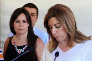 Sonia Cerdán, en segundo plano, durante una visita de Susana Díaz a la potabilizadora de Albox.