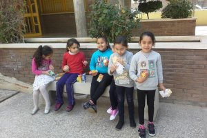 Alumnas del CEIP Alfredo Molina Martín en el patio del centro.