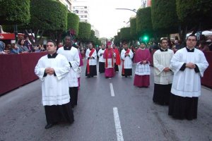 El obispo, Adolfo González Montes, en la procesión del Santo Sepulcro de 2015.