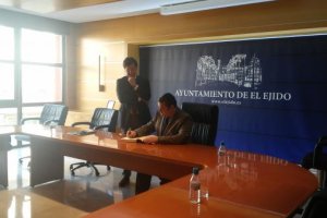 El alcalde  junto a Antonio Sanz, delegado del Gobierno de España en Andalucía. 