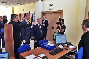 Adolfo Castaño, Francisco Martínez y Gabriel Amat en la apertura de la oficina