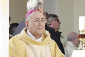 Imagen de archivo del obispo de Almería, Adolfo González.