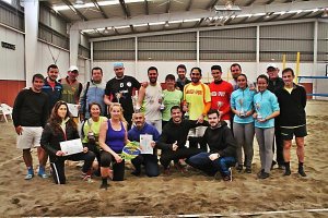 Los participantes posan con el maestro nacional.