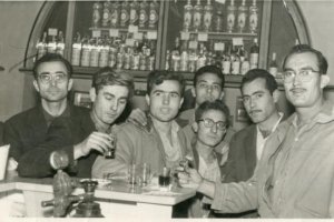 Balta con sus gafas de cristales redondos, en una de las esquinas de Casa Puga compartiendo unos chatos de vino con los comerciantes y empleados de l