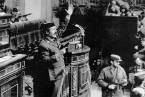 La famosa foto de Tejero asaltando el Congreso.