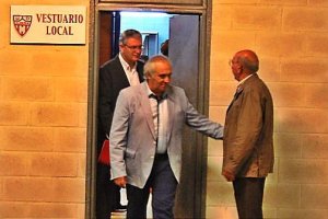 Alfonso García lo está intentando todo y ha bajado al vestuario a levantar a la tropa.