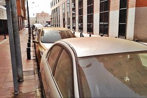 Coches cubiertos de polvo rojo este lunes en Almería