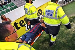 El jugador salió en camilla del terreno de juego.