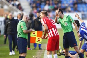 Saveljich protesta al auxiliar.