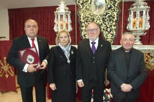  Manuel Martínez, pregonero, Mari Carmen Pantoja, hermana mayor; José Antonio Sánchez, presentador del pregonero y el consiliario de la Hermandad y p