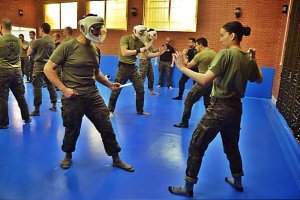 Jornada de combate cuerpo a cuerpo en la base. 