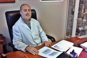 El alergólogo Juan José Zapata en su consulta médica. 