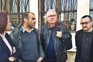 El coordinador federal de Izquierda Unida, Cayo Lara, en el centro, en el Varadero del puerto de Almería.