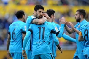 Luis Suárez se abraza a Neymar.