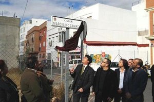 Descubrimiento de la placa de la calle Marcelino Camacho esta mañana en Almería.