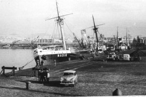 El buque fue conducido al dique de Levante para que los bomberos intentaran extinguir el fuego que traía a bordo.