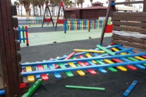 Una de las vallas del parque tirada en el suelo.