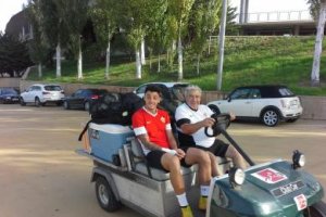 Ximo en el cochecito del material.