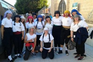 Cuadrilla de costaleros, mixta, de la Hermandad del Camino, del barrio de Araceli.