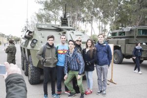 Visita a la exposición de materiales en la base de Viator