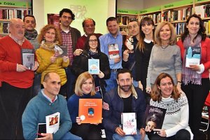 Foto de familia de los escritores y editores premiados, Francisco y Presen de Bibabuk y la presentadora de la firma.