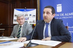 El diputado y el director provincial del SEPE durante la rueda de prensa.