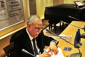 Rodríguez Búrdalo ha publicado más de una veintena de libros; el IEA editó su poesía escogida en 2012. 